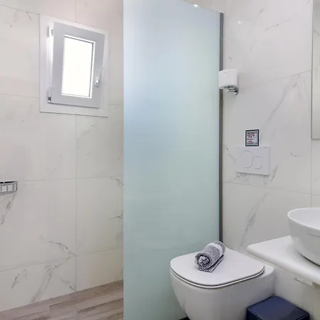 מלון Madaky נאוסה