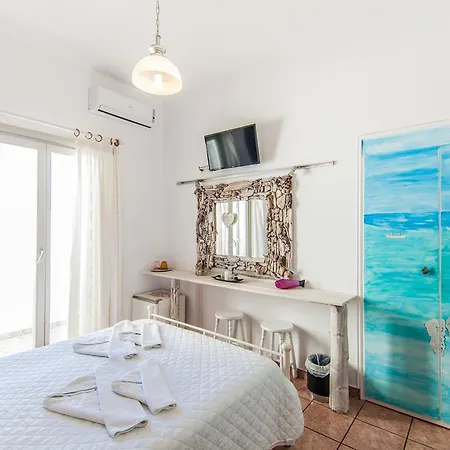 Madaky * Naousa (Paros)
